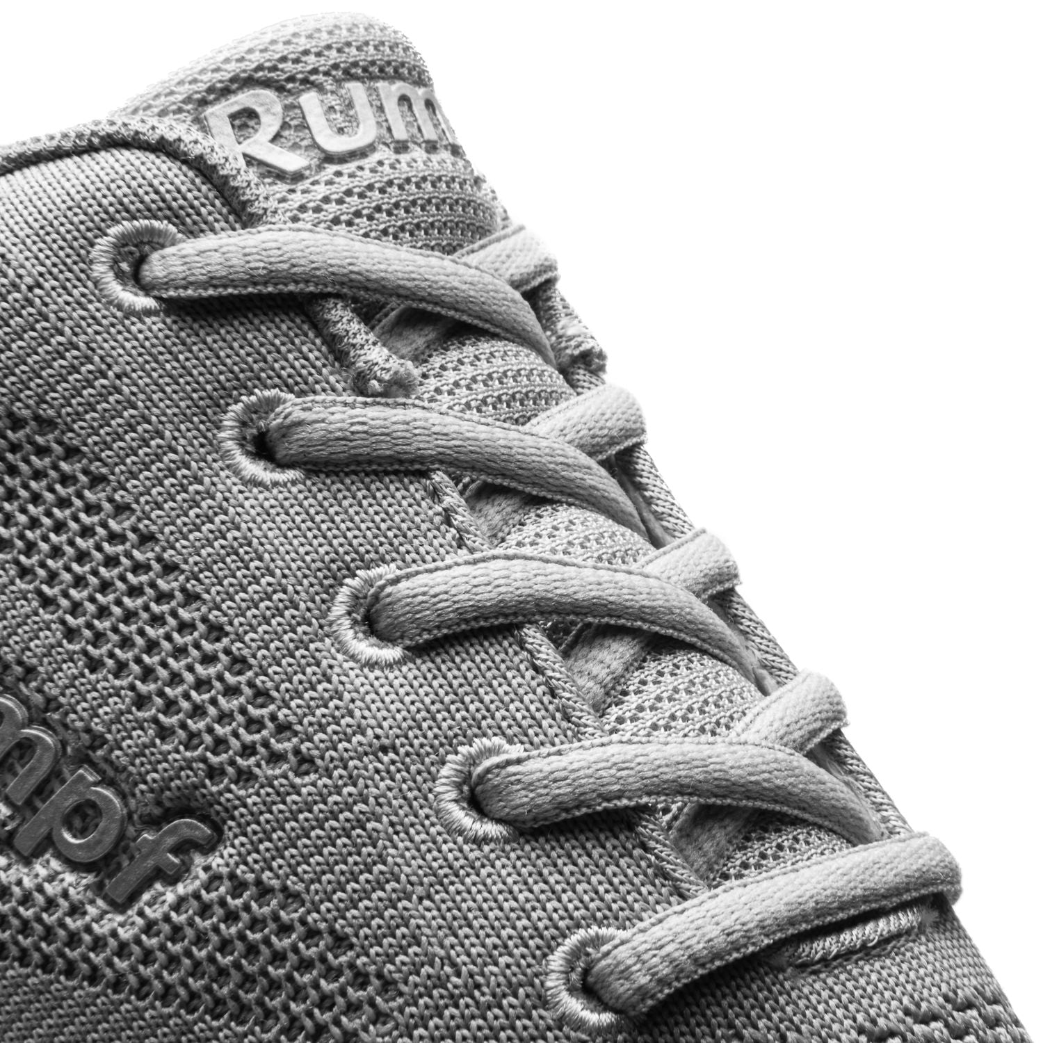Nahaufnahme eines grauen 1567 Zuma Tanzsneakers von Rumpf mit Hightech-Mesh-Gewebe, Schnürsenkeln und einem Markenlogo.